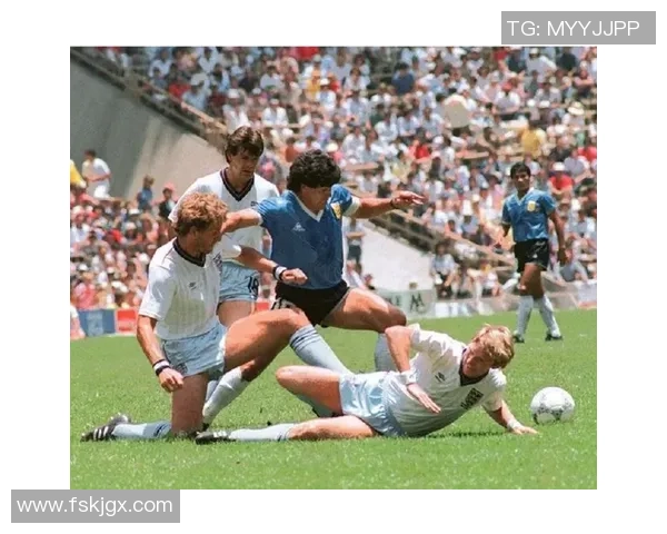 球星挑战铁笼足球极限赛场，谁能突破重围夺得胜利荣耀